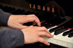 Julio_maos_yamaha